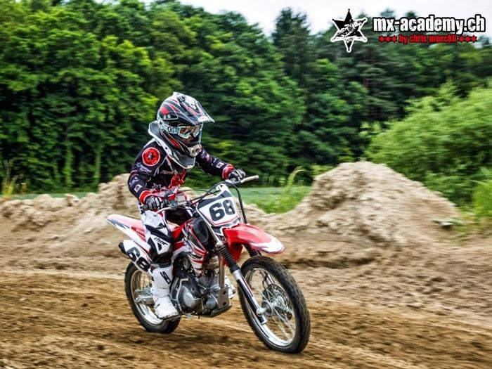 Jugend Motocross: Jugendlicher mit Startnummer 68 auf der Motocross-Strecke der MX-Academy