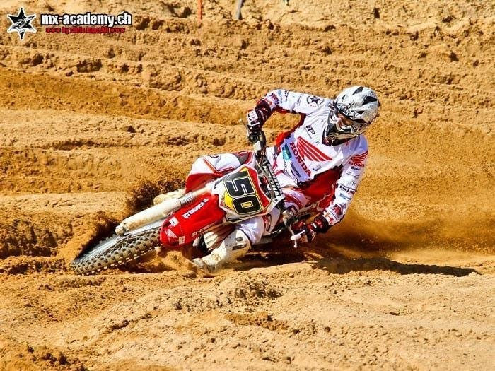 Motocross Training für Geübte: Fahrer mit Startnummer 50 in der Sandkurve
